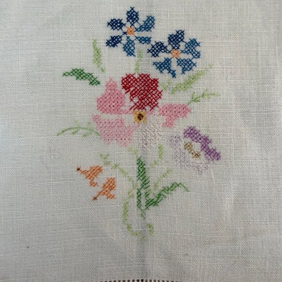 Adorable Dainty Vintage Hand Embroidered Hand Towel Set - Picture 3 of 9